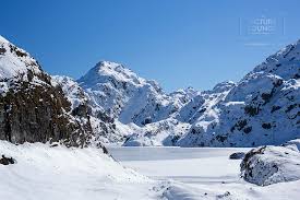 Lake Harris with enough ice and snow to make walking to the saddle easy. Lake Harris with enough ice and snow to make walking to the saddle easy.